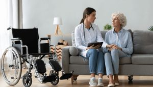 فیزیوتراپی در منزل برای چه بیمارانی مناسب است؟