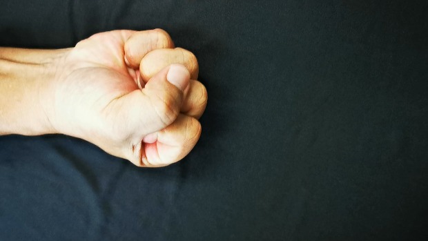 باز و بسته کردن مشت