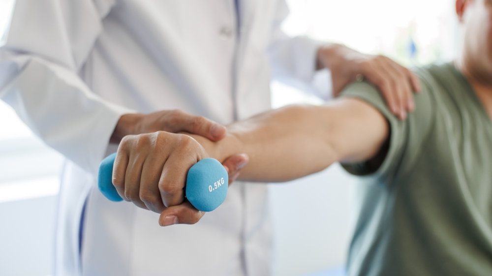 فیزیوتراپی کارمندان درد شانه و کتف