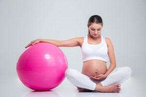 فیزیوتراپی بارداری؛ مزایا، عوارض احتمالی و تمرینات