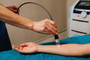 لیزرتراپی چیست و چه کاربردی در فیزیوتراپی دارد؟