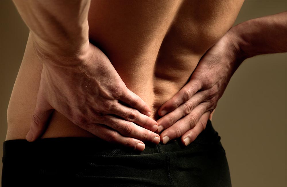 علت درد پایین کمر چیست؟ روشهای درمان