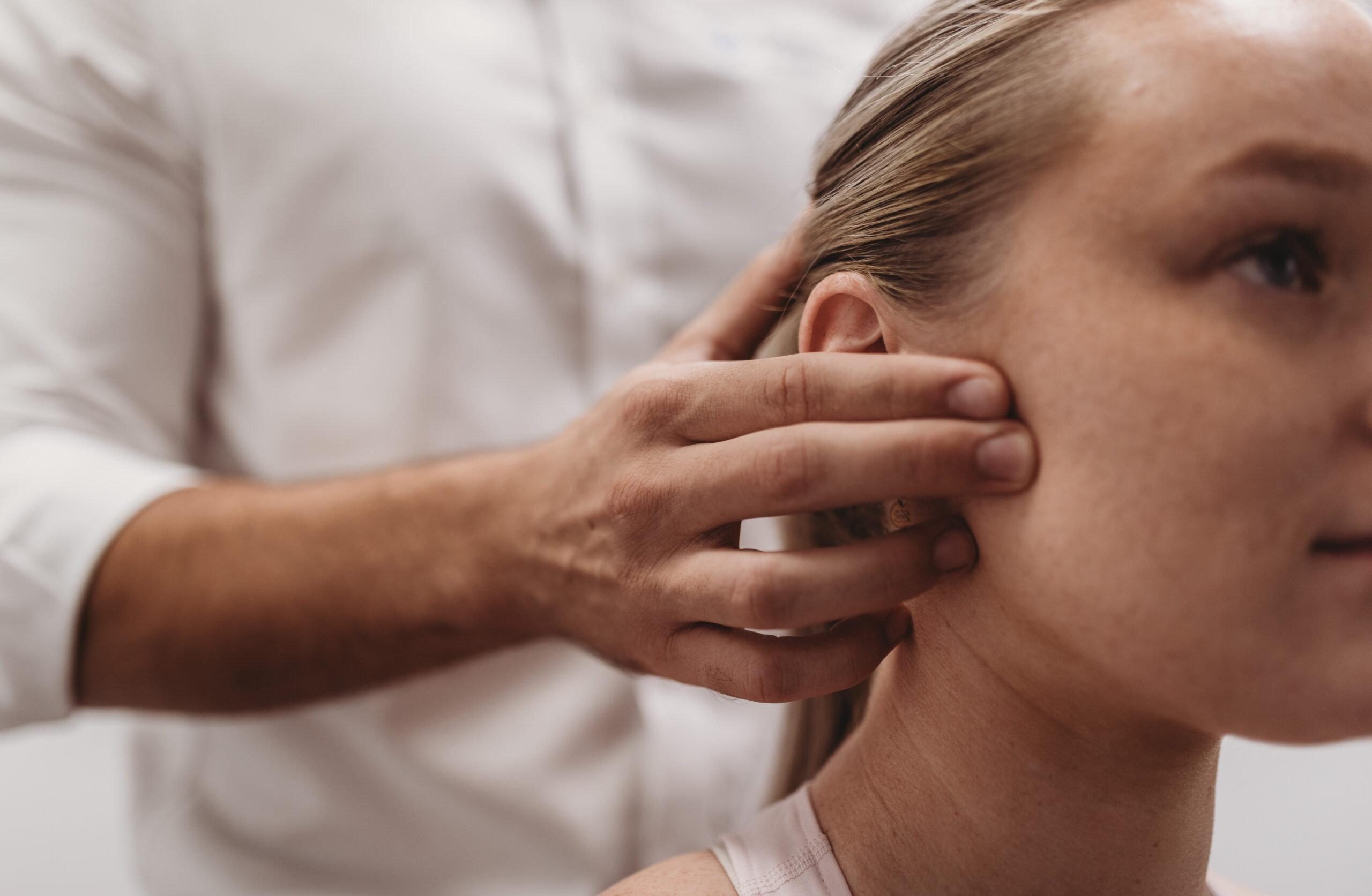 علت صدا دادن فک + درمان با فیزیوتراپی