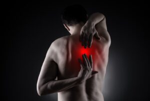 علت درد بین دو کتف چیست و چگونه درمان می‌شود؟
