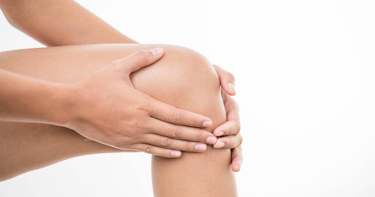 درمان صدای تق‌ تق زانو بدون جراحی؛ از روش‌های خانگی تا فیزیوتراپی