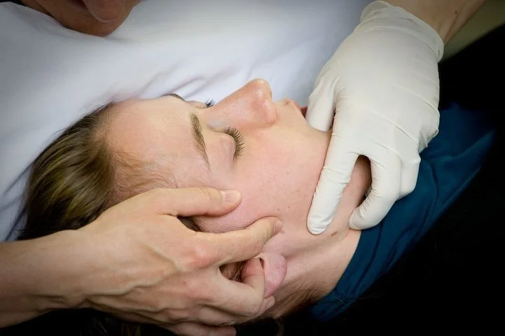 فیزیوتراپی فک و صورت در درمان کجی فک